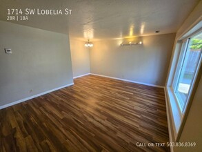 1714 SW Lobelia St in Portland, OR - Building Photo - Building Photo