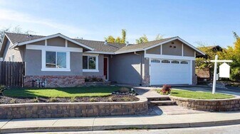 2117 Camelia Ct in Pittsburg, CA - Building Photo