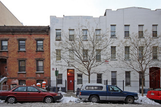 182 Meserole St in Brooklyn, NY - Building Photo - Building Photo