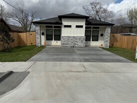 8318 Brandon St in Houston, TX - Building Photo
