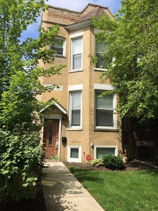 property at 1926 W Oakdale Ave