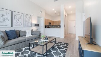 5256 International Dr in Orlando, FL - Building Photo