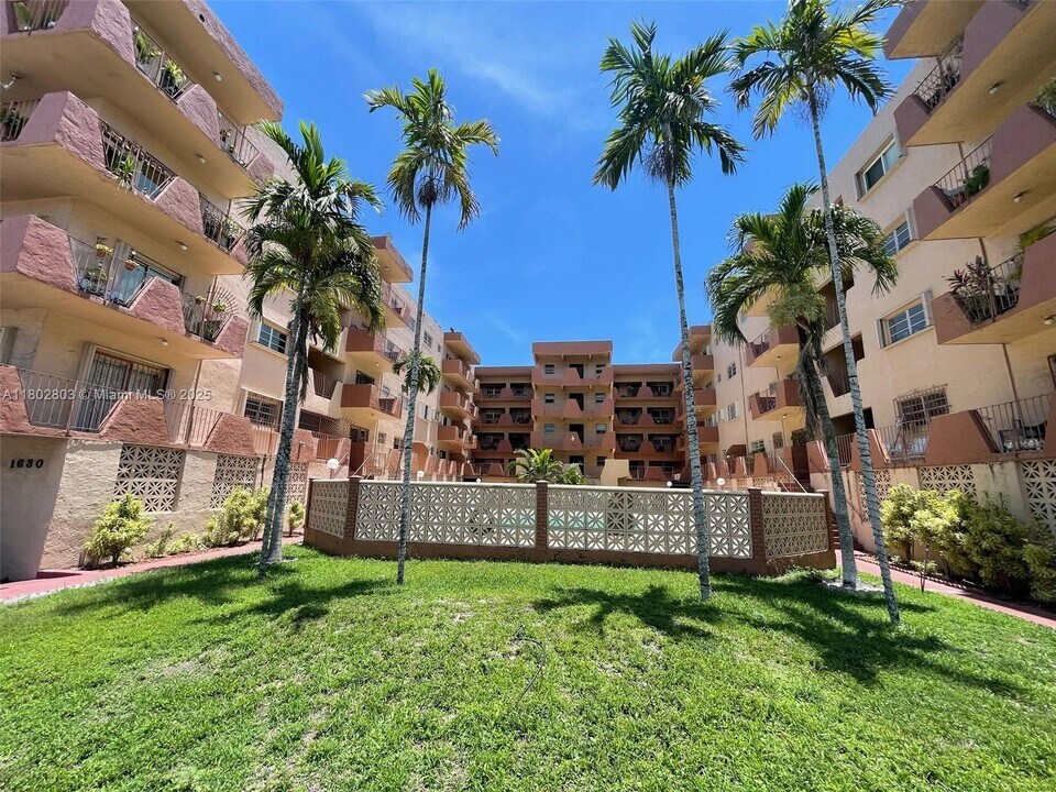 1630 W 46th St in Hialeah, FL - Building Photo