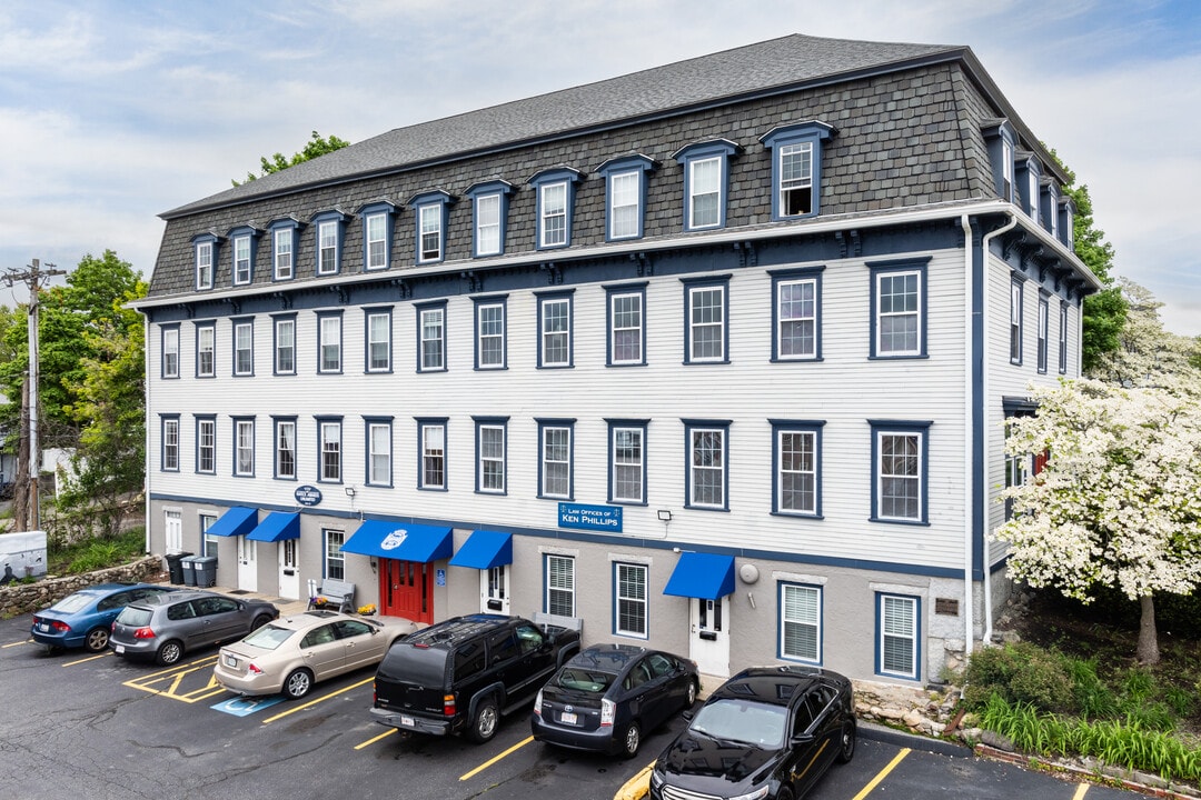 12 Walnut St in Natick, MA - Building Photo