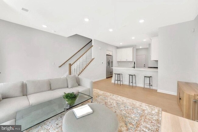 606 Parker Blvd in West Windsor Township, NJ - Foto de edificio - Building Photo