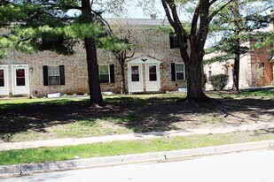 4825 Dierker Rd in Columbus, OH - Building Photo