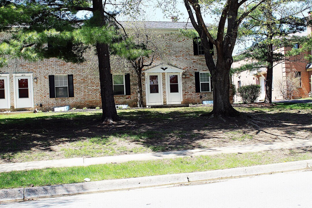 4825 Dierker Rd in Columbus, OH - Building Photo