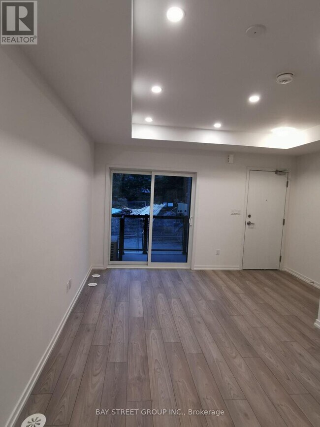 26 Lytham Grn Cir in Newmarket, ON - Building Photo - Building Photo