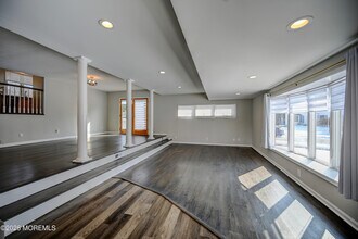 17 Thomas Rd in East Brunswick, NJ - Building Photo - Building Photo