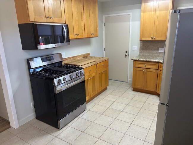 2021 Ocean Park Pl N in Santa Monica, CA - Building Photo - Building Photo