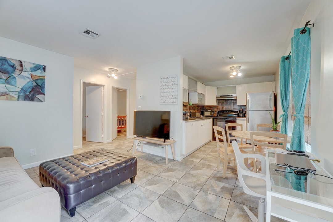 1208 SW 2nd Ct, Unit 1 in Fort Lauderdale, FL - Building Photo