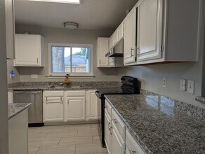2318 Squire Dobbins Dr in Sugar Land, TX - Building Photo - Building Photo