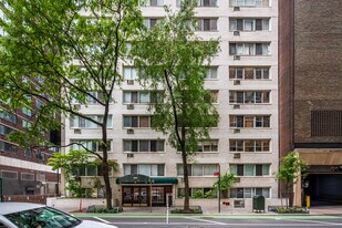 240 E 55th St in New York, NY - Foto de edificio - Building Photo