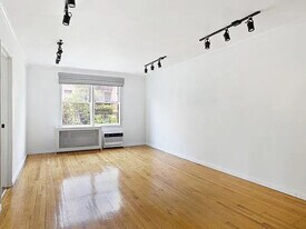 302 E 88th St in New York, NY - Building Photo