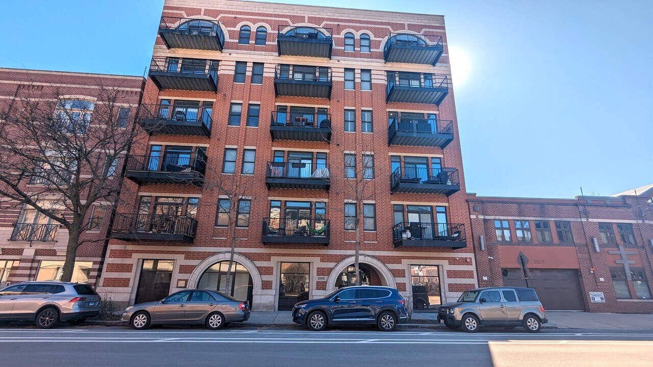 1355 W Washington Blvd in Chicago, IL - Building Photo