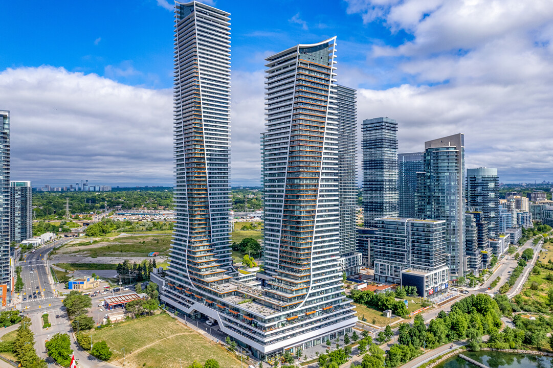 Sky Tower in Toronto, ON - Building Photo