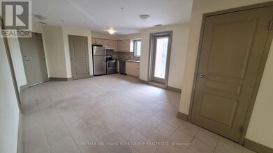 15565 Yonge St in Aurora, ON - Building Photo - Building Photo