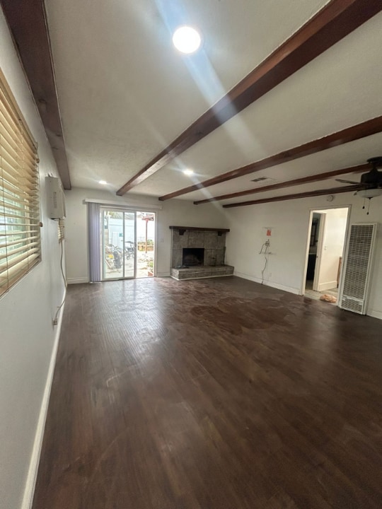 21102 Dalaman Ave in Lakewood, CA - Foto de edificio