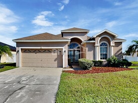1025 Brenton Manor Dr in Winter Haven, FL - Building Photo