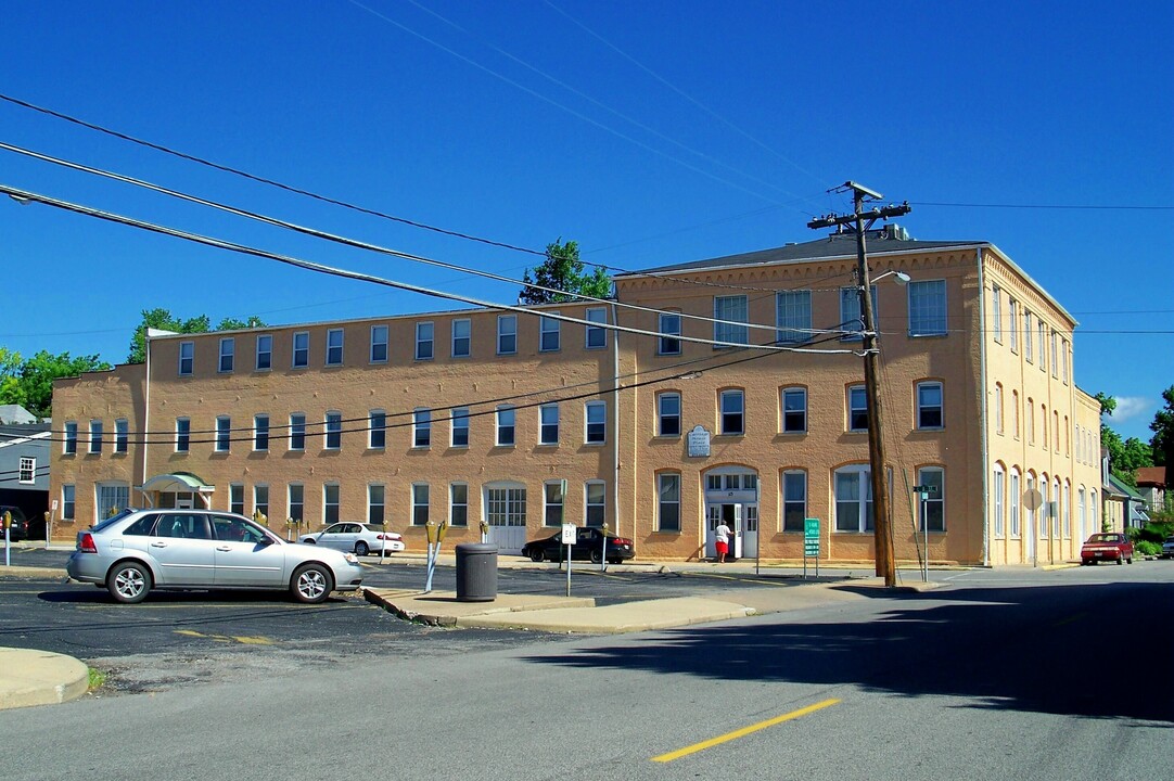 CARRIAGE HOUSE PLACE in Belleville, IL - Building Photo