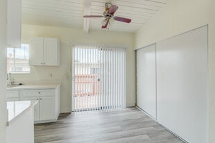 Manchester Apartments in San Leandro, CA - Building Photo