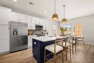 Marglyn Matthews in Matthews, NC - Foto de edificio - Building Photo