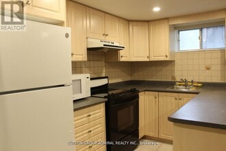 5 Pennard Ct in Toronto, ON - Building Photo - Building Photo