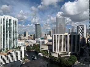 485 Brickell Ave, Unit 2606 in Miami, FL - Foto de edificio - Building Photo