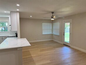 504 Pecan St in Crowley, TX - Foto de edificio - Building Photo
