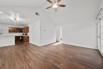 12329 Limerick Ave in Austin, TX - Foto de edificio - Building Photo