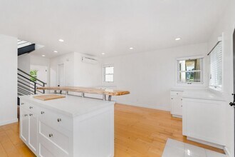 913 Ocean Ave in Seal Beach, CA - Building Photo - Building Photo