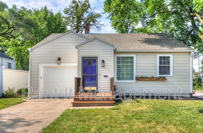 6029 Poppleton Ave in Omaha, NE - Building Photo - Building Photo