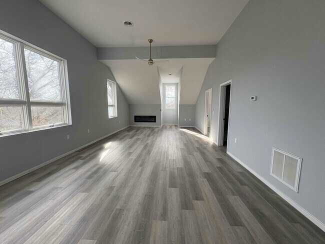 914 Cedar Creek Grade-Unit -Apartment 202 in Winchester, VA - Building Photo - Building Photo