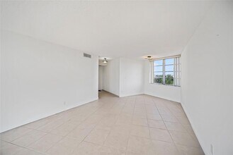 6921 Environ Blvd, Unit 6S in Lauderhill, FL - Building Photo - Building Photo