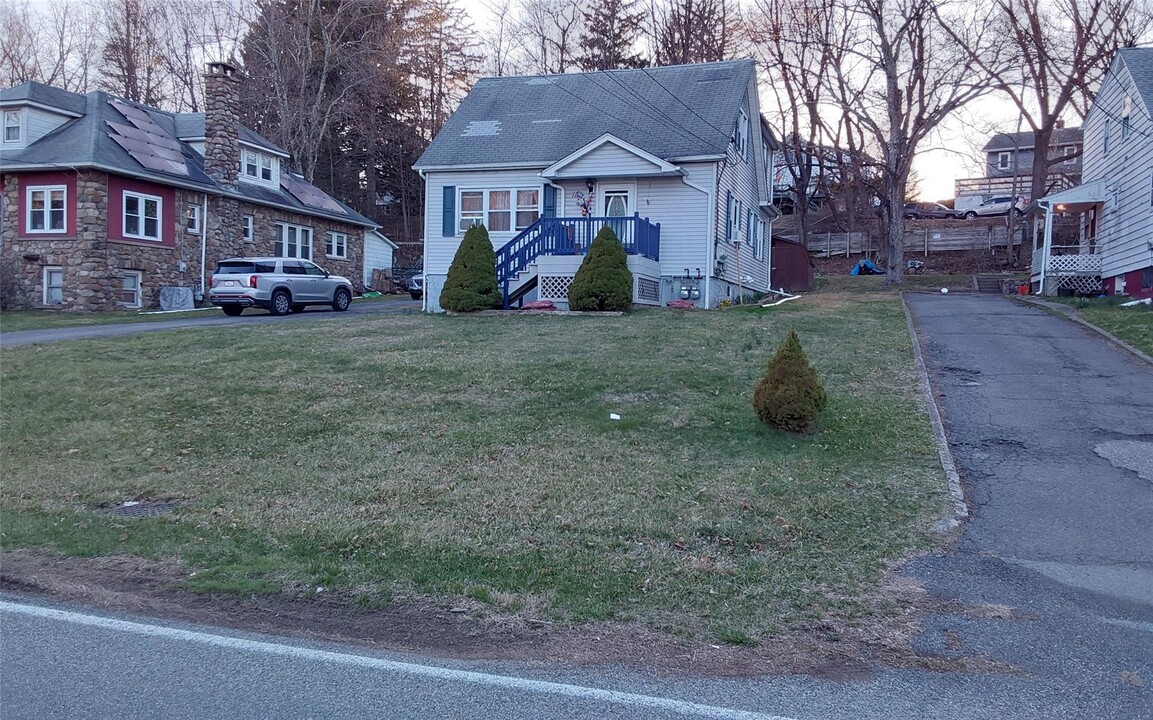 11 McElroy Pl in Monroe, NY - Building Photo
