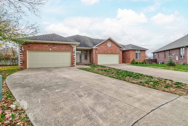 property at 3253 S Kickapoo Ave