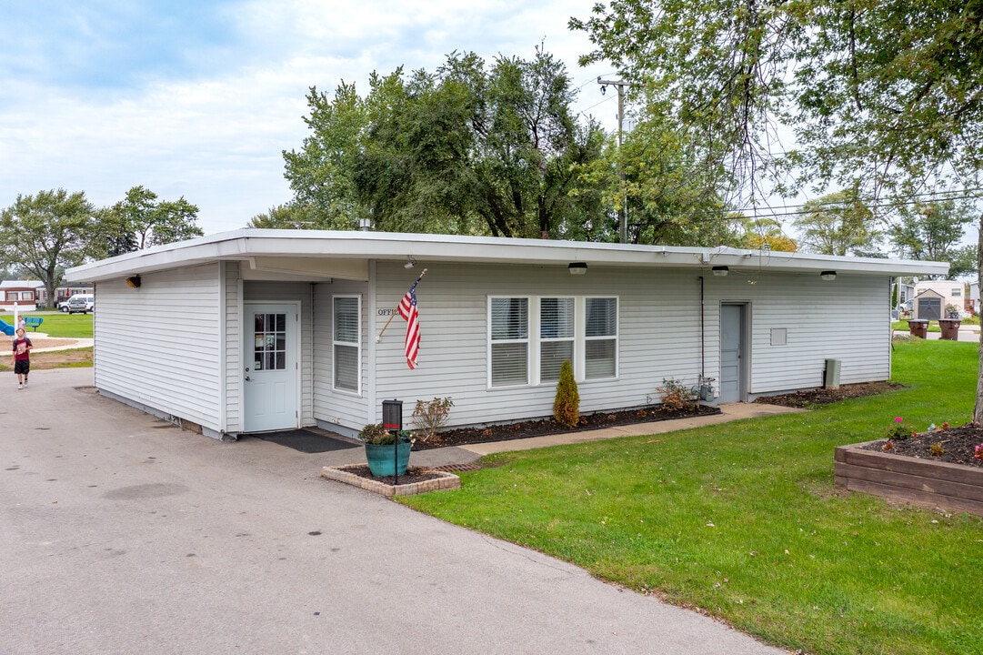 Pleasantville Manufactured Homes in Monroe, MI - Building Photo