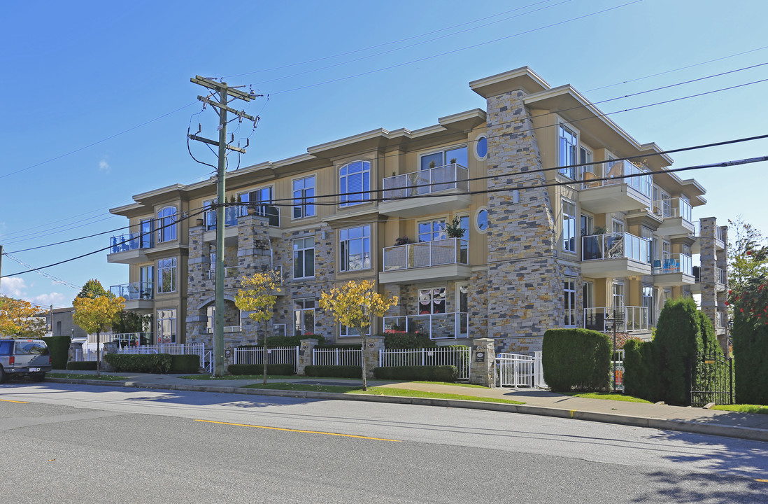 Waterford Place in White Rock, BC - Building Photo