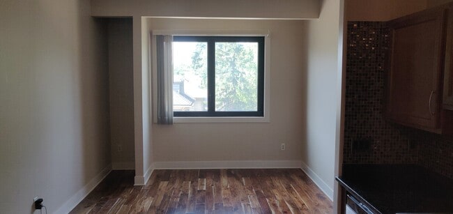 600 Albert St, Unit 318