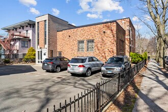 576 Chapel St in New Haven, CT - Building Photo - Building Photo