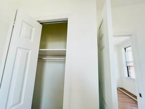 31-30 37th St, Unit 5 in Queens, NY - Foto de edificio - Building Photo