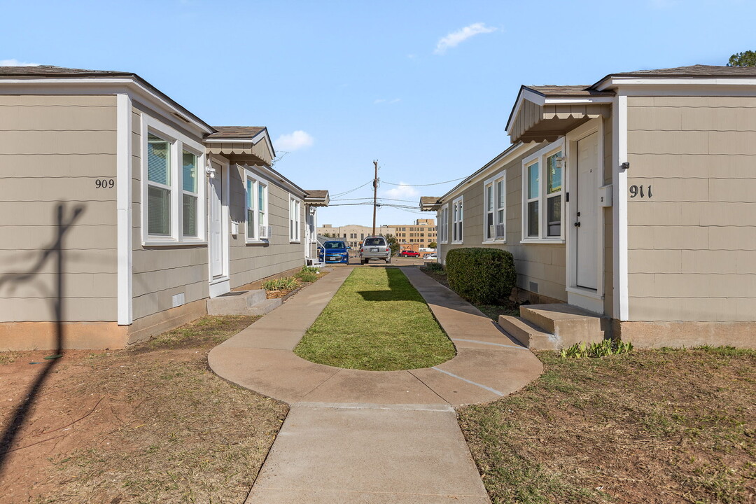 911 Austin St, Unit Unfurnished 1BR in Wichita Falls, TX - Building Photo