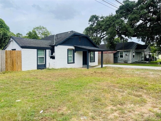 506 N Hackberry St in Sweeny, TX - Building Photo - Building Photo