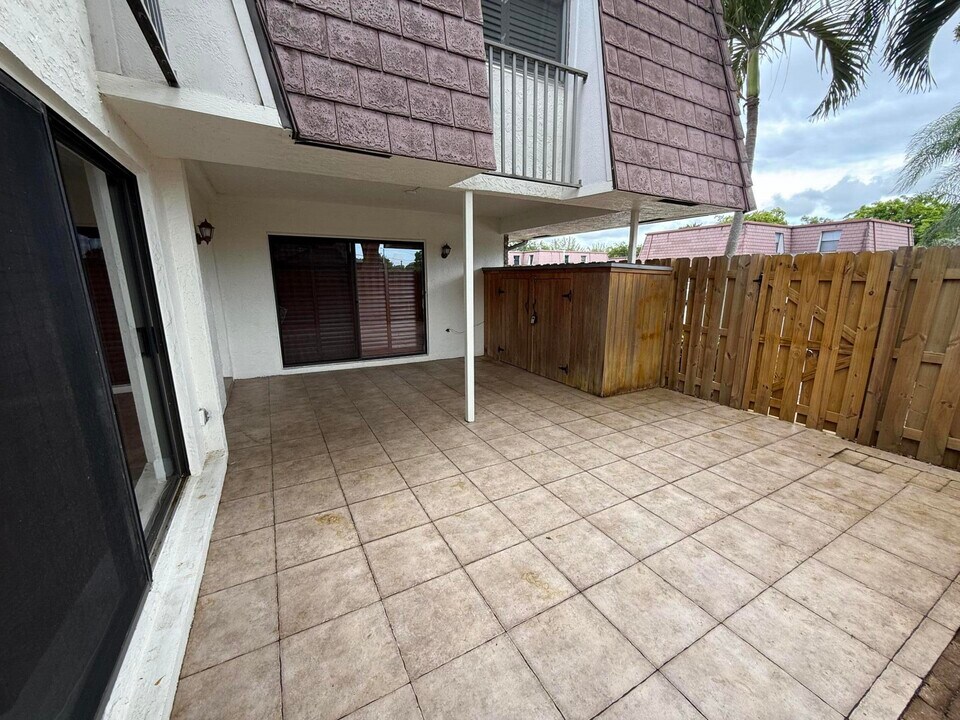 7585 Courtyard Run W in Boca Raton, FL - Building Photo