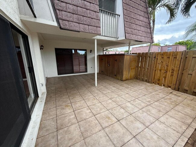 property at 7585 Courtyard Run W