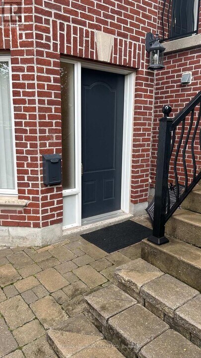 200 Oxford St in Richmond Hill, ON - Building Photo