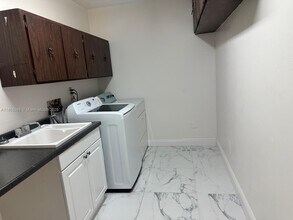 9480 SW 99th St in Miami, FL - Building Photo - Building Photo