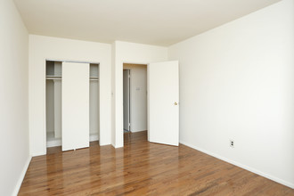 Brentwood Gardens in Old Bridge, NJ - Building Photo - Interior Photo