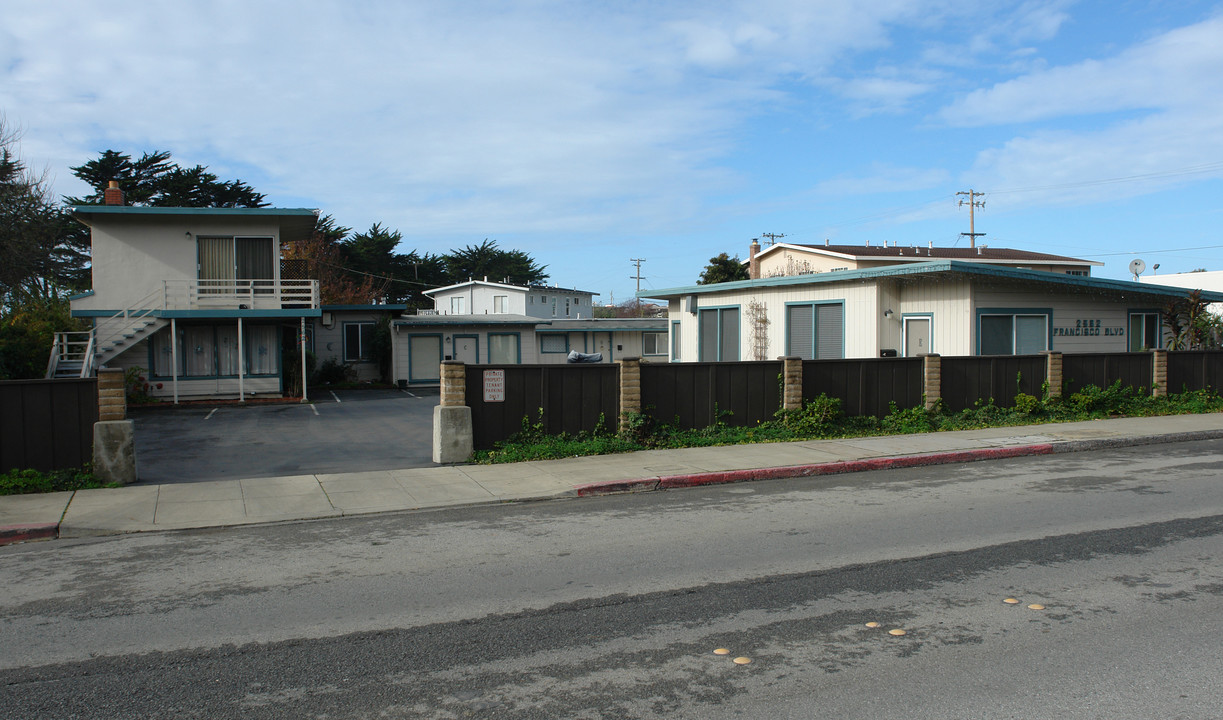 2562 Francisco Blvd in Pacifica, CA - Foto de edificio