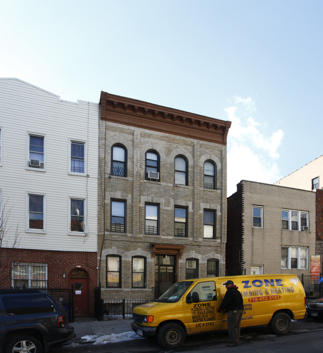 160 Wilson Ave in Brooklyn, NY - Foto de edificio